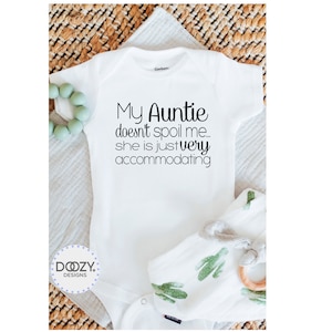 Tante Onesie ® - Meine Tante Verwöhnt mich nicht - Tante Baby Onesie ®, Lustige Babykleidung, Tante-Baby-Geschenk