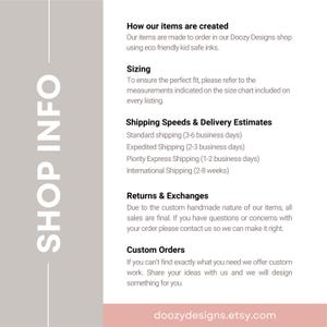 Pode incluir: Informa&ccedil;&otilde;es da loja para Doozy Designs, uma loja Etsy que cria itens personalizados feitos &agrave; m&atilde;o. O texto inclui informa&ccedil;&otilde;es sobre o tamanho, as velocidades de envio e as estimativas de entrega, as devolu&ccedil;&otilde;es e as trocas, e os pedidos personalizados. O texto tamb&eacute;m inclui o endere&ccedil;o do site da loja: doozydesigns.etsy.com.