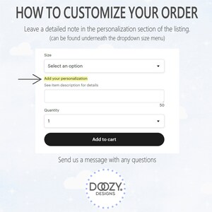 Pu&ograve; includere: Uno screenshot di una pagina di personalizzazione di un prodotto di un negozio online. La pagina ha un menu a tendina per selezionare una taglia, una casella di testo per aggiungere la personalizzazione, un menu a tendina per selezionare la quantit&agrave; e un pulsante che dice "Aggiungi al carrello".
