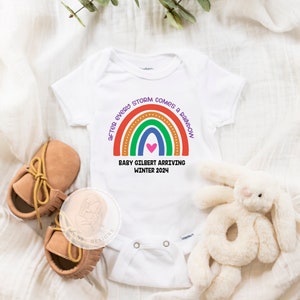 Aangepaste IVF Baby Onesie®, na elke storm komt een regenboog, gepersonaliseerde zwangerschapsaankondiging, zwangerschap na een miskraamaankondiging afbeelding 1