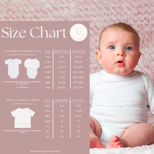 Op de afbeelding: Maattabel voor baby- en peuterkleding. De tabel toont maten, gewicht, lengte, lengte en breedte in inches. De tabel is afgedrukt op een roze achtergrond met een witte rand.