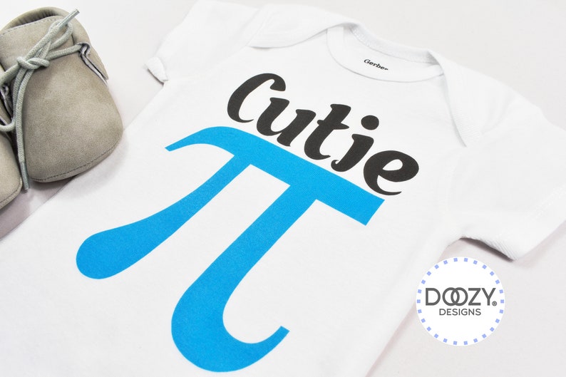 Pu&ograve; includere: Un body bianco per neonato con un simbolo pi blu e il testo "cutie pi" in nero. Il body &egrave; su uno sfondo bianco.