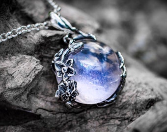 Naszyjnik z tęczowym kamieniem księżycowym | Naszyjnik ze srebrnymi kwiatami | Naszyjnik z gałęzi | Biżuteria z tęczowego kamienia księżycowego | Naszyjnik z gałązki | Biżuteria ze srebrnej gałązki