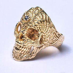 Anillo de oro macizo con calavera sagrada y zafiro, joyería para motociclistas grabada. imagen 3
