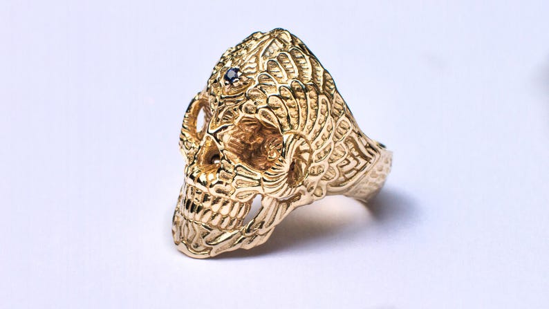 Anillo de oro macizo con calavera sagrada y zafiro, joyería para motociclistas grabada. imagen 3