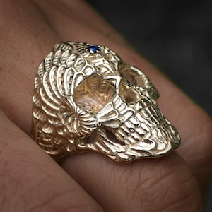 Anillo de oro macizo con calavera sagrada y zafiro, joyería para motociclistas grabada. imagen 9