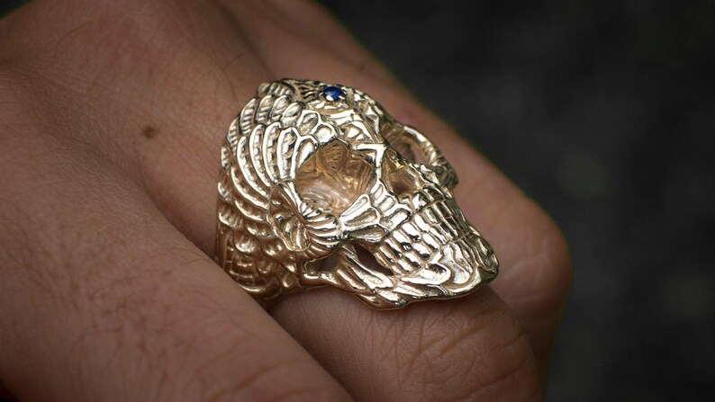 Anillo de oro macizo con calavera sagrada y zafiro, joyería para motociclistas grabada. imagen 9