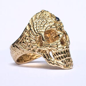 Anillo de oro macizo con calavera sagrada y zafiro, joyería para motociclistas grabada. imagen 6