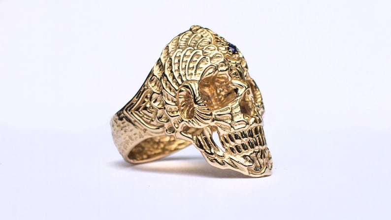 Anillo de oro macizo con calavera sagrada y zafiro, joyería para motociclistas grabada. imagen 6