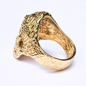Anillo de oro macizo con calavera sagrada y zafiro, joyería para motociclistas grabada. imagen 5
