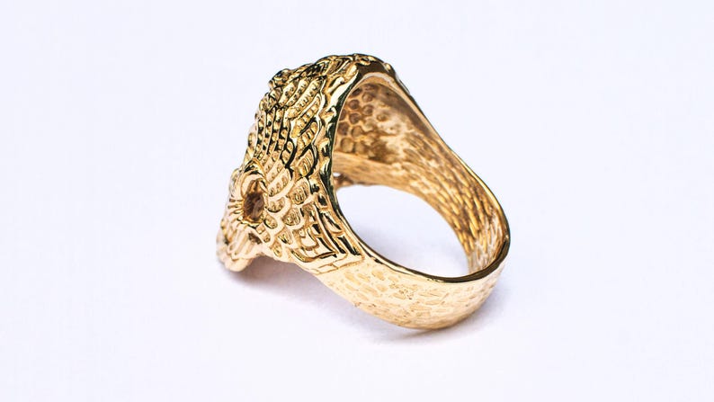 Anillo de oro macizo con calavera sagrada y zafiro, joyería para motociclistas grabada. imagen 5