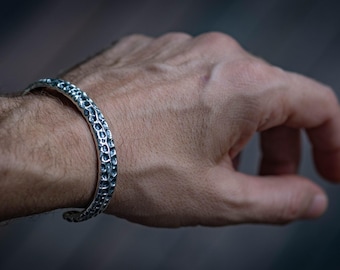 Pulsera tipo brazalete tallada en plata de ley, brazalete texturizado para hombre, regalo para él.