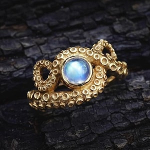 Anillo de pulpo de oro de 14 quilates, joyería con tentáculos de temática marina, con detalles de piedra lunar.