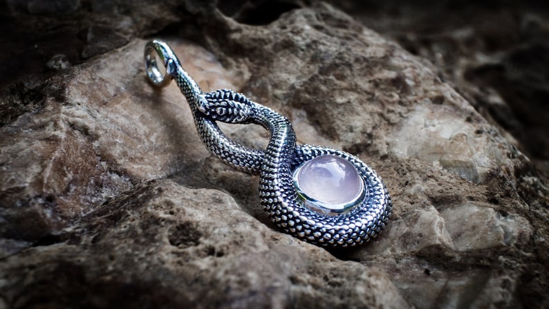 Камень змейкой. Кулон Tercia Serpent. Кулон змея с камнем. Змеиный камень. Подвеска змея с камнем.