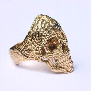 Anillo de oro macizo con calavera sagrada y zafiro, joyería para motociclistas grabada. imagen 4