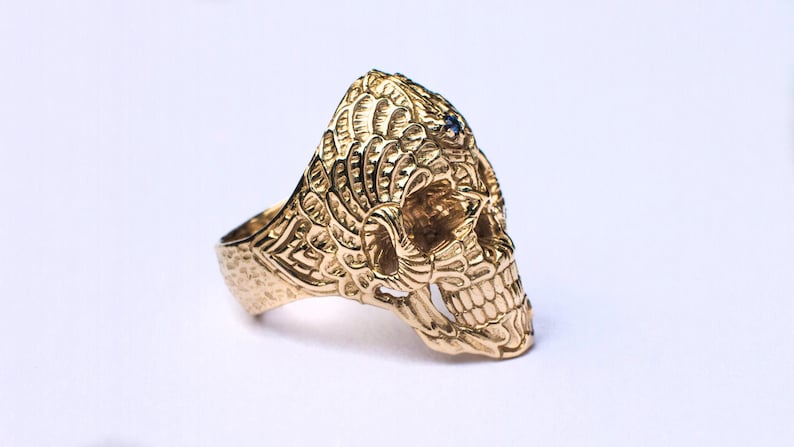 Anillo de oro macizo con calavera sagrada y zafiro, joyería para motociclistas grabada. imagen 4