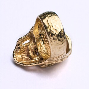 Anillo de oro macizo con calavera sagrada y zafiro, joyería para motociclistas grabada. imagen 7