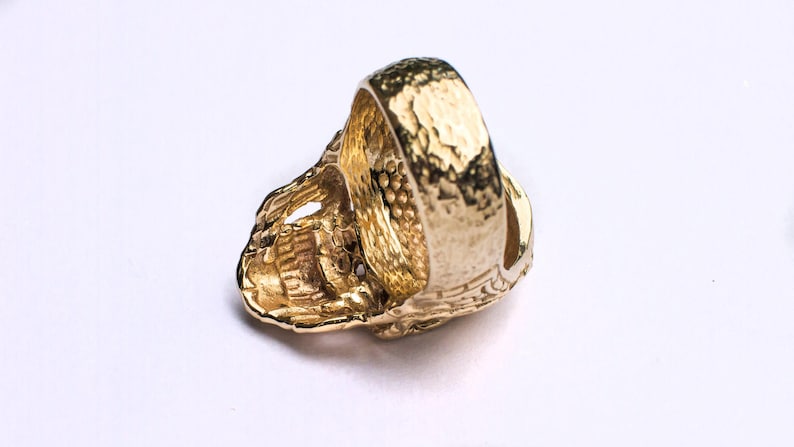 Anillo de oro macizo con calavera sagrada y zafiro, joyería para motociclistas grabada. imagen 7