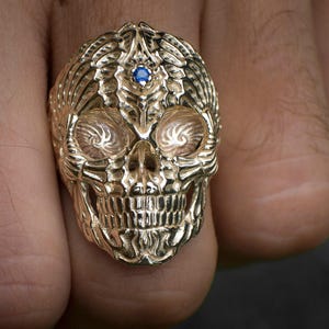 Anillo de oro macizo con calavera sagrada y zafiro, joyería para motociclistas grabada. imagen 10