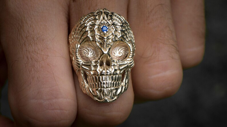 Anillo de oro macizo con calavera sagrada y zafiro, joyería para motociclistas grabada. imagen 10