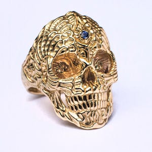 Anillo de oro macizo con calavera sagrada y zafiro, joyería para motociclistas grabada. imagen 2