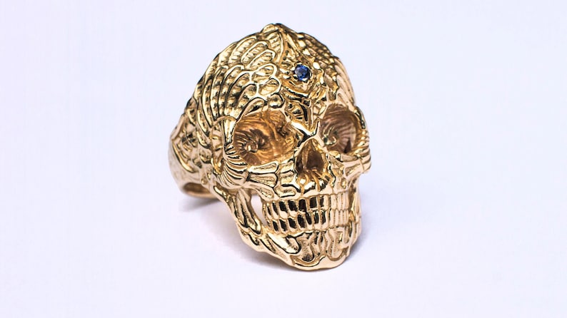 Anillo de oro macizo con calavera sagrada y zafiro, joyería para motociclistas grabada. imagen 2