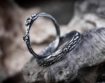 Conjunto de alianças de casamento em prata de lei com design inspirado na casca de árvore, perfeitas para o casamento.