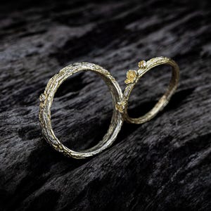 Conjunto de anillos de boda de oro de 14 quilates con diseño de corteza de árbol y motivos naturales, ideal para regalar.