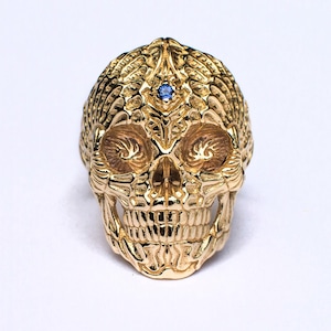 Anillo de oro macizo con calavera sagrada y zafiro, joyería para motociclistas grabada. imagen 1