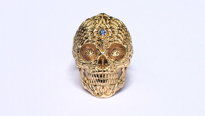 Anillo de oro macizo con calavera sagrada y zafiro, joyería para motociclistas grabada. imagen 1