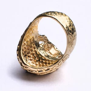 Anillo de oro macizo con calavera sagrada y zafiro, joyería para motociclistas grabada. imagen 8