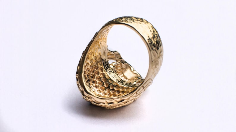 Anillo de oro macizo con calavera sagrada y zafiro, joyería para motociclistas grabada. imagen 8