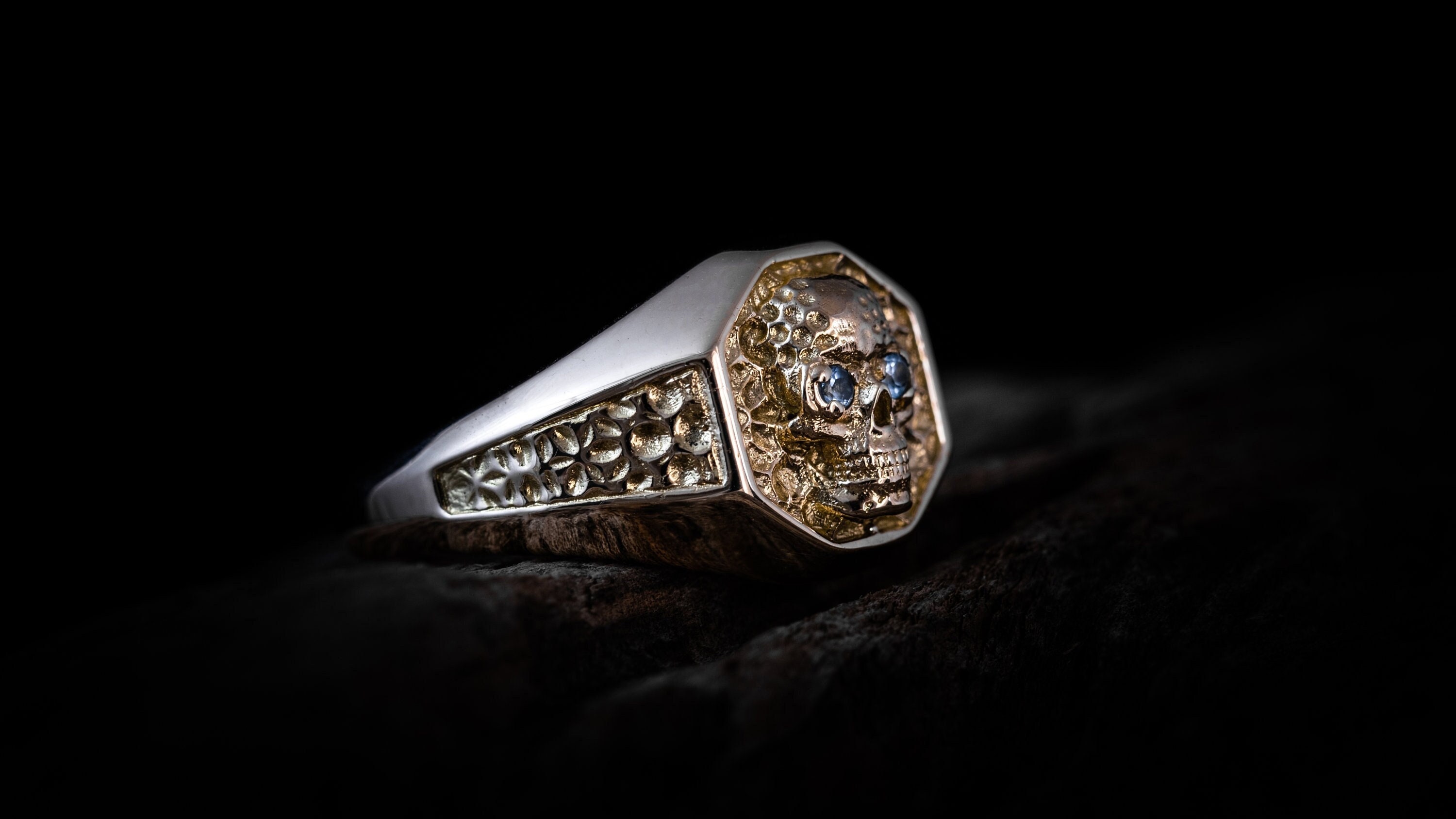 Mens skull signet ring deals