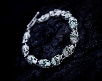 Armband van geoxideerd sterling zilver met doodskopmotief, Keltische knopen en edelsteenaccenten.