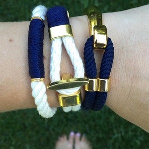 NAVY STRIPE ROPE HANDLE WRISTLET main image 1