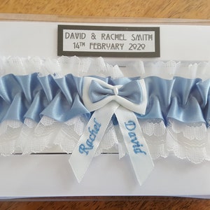 Jarretière de mariage quelque chose de bleu - jarretière de mariée personnalisée en satin bleu avec dentelle blanche ou ivoire présentée dans une boîte cadeau personnalisée