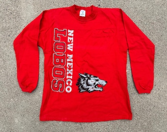 Vtg 90s NCAA University of New Mexico Lobos  Graphic Printed Long Sleeve Pocket T-Shirt