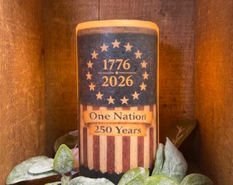 Vela de pilar con temporizador, funciona con pilas, 3 x 6 pulgadas, estilo americana 250 años, una nación n.° SS1001. Requiere 3 velas AAA. No incluye flores.