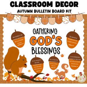 Può includere: Kit per bacheca autunnale per la classe con il testo "CLASSROOM DECOR" e "AUTUMN BULLETIN BOARD KIT". Il design include ghiande, scoiattoli e foglie autunnali. Le parole "GATHERING GOD'S BLESSINGS" sono al centro.