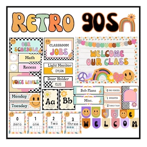 Puede incluir: Un conjunto de decoración para el aula con un tema retro de los años 90. El conjunto incluye un cartel de bienvenida, un horario, trabajos de clase, niveles de voz y tablas de números. Los colores son brillantes y alegres, con mucho amarillo, naranja, rosa y verde. Los gráficos son simples y divertidos, con caras sonrientes, arcoíris y flores.