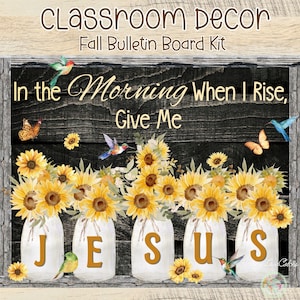 Könnte beinhalten: Ein Klassenzimmer-Pinnwand-Set mit fünf weißen Einmachgläsern, die jeweils einen Buchstaben zeigen, um JESUS zu buchstabieren. Die Gläser sind mit gelben Sonnenblumen vor einem dunklen Holzhintergrund gefüllt, akzentuiert durch Schmetterlinge und Kolibris.