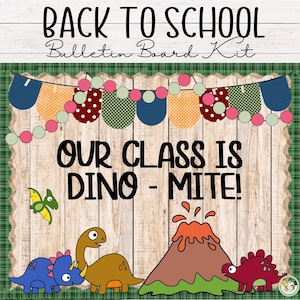 Puede incluir: Kit de tablero de anuncios de regreso a clases con fondo de madera y borde de cuadros verdes. El texto "Our class is dino-mite!" aparece en texto negro. El kit incluye una variedad de ilustraciones de dinosaurios coloridos, incluyendo un dinosaurio rojo, un dinosaurio marrón, un dinosaurio azul y un dinosaurio verde. También hay un volcán con lava naranja.