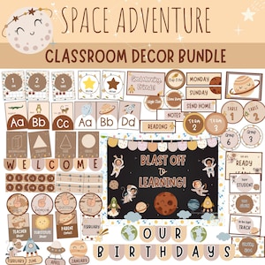 Könnte beinhalten: Ein Klassenzimmer-Dekorationsset zum Thema Weltraum mit einem Mond, Planeten, Raketen und Astronauten. Es enthält Alphabetkarten, Zahlentabellen, Formposter und Banner mit dem Text Space Adventure, Blast Off to Learning und Our Birthdays.