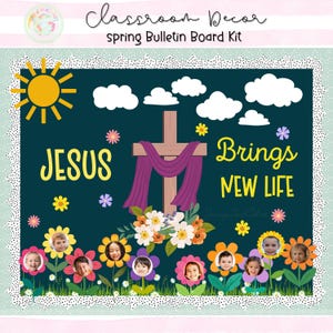 Könnte beinhalten: Klassenzimmer-Dekor-Frühlings-Bulletin-Board-Kit mit dunkelblauem Hintergrund. Das Design umfasst eine gelbe Sonne, weiße Wolken, ein Holzkreuz mit lila Stoff und die Worte "JESUS Brings NEW LIFE". Bunte Blumen mit Kindergesichtern.