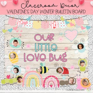 Puede incluir: Un tablero de anuncios de clase para el Día de San Valentín con un esquema de color rosa y azul. El tablero presenta el texto "Our Little Love Bugs" con un corazón y un arcoíris. También hay varias fotos de niños en el diseño.