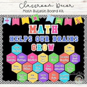 Puede incluir: Un kit de decoración para tablón de anuncios escolar con fondo negro y borde a cuadros. El texto "MATH HELPS OUR BRAINS GROW" aparece en letras coloridas. Debajo, hexágonos muestran frases como "Think Carefully" y "Solve Problems."