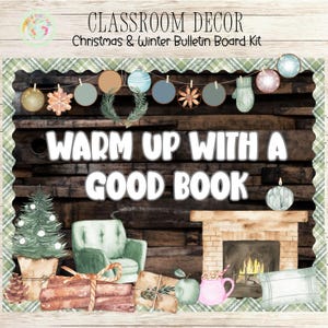Könnte beinhalten: Klassenzimmer-Dekor-Set mit Weihnachts- und Winterthema. Das Design zeigt einen gemütlichen Kamin, einen Weihnachtsbaum und den Text "Warm Up With A Good Book". Verzierungen und ein grüner Karomuster-Rand sind ebenfalls vorhanden.