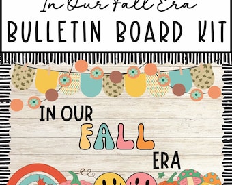 Puede incluir: Un kit de tablero de anuncios con el texto "In Our Fall Era" en un estilo retro colorido. El kit incluye una pancarta con decoraciones de otoño, una tarjeta de título y varios recortes, incluyendo calabazas, hongos y caras sonrientes.