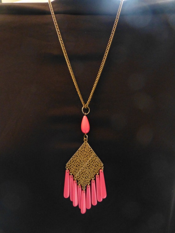 Vintage 1960s Hot Pink Lucite Dangle Necklace, Go… - image 2