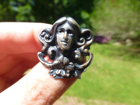 Victorian lady deals brooch